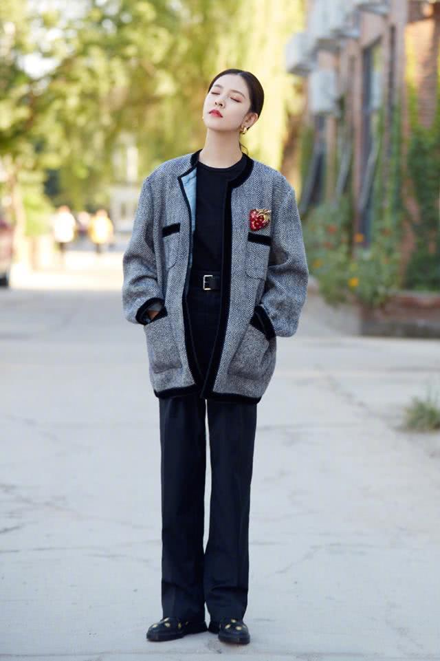 宋妍霏换季穿搭气场十足,大码西装配衬衫随性迷人,御姐范满分