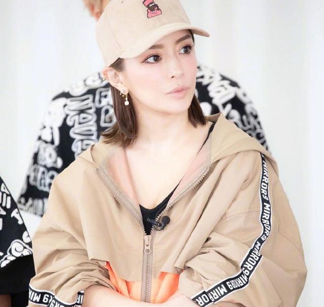 左耳失聪,绯闻与争议缠身,被万千少女迷恋的滨崎步