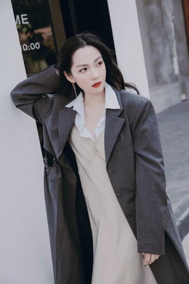 欧美街拍：连衣裙搭配长大衣，这样穿美丽又有气质