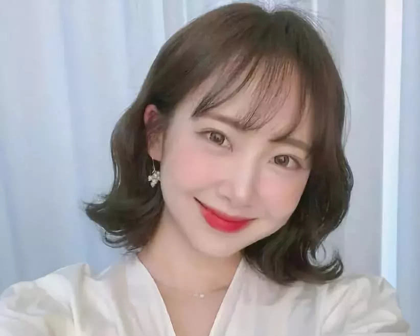 脸大的女生剪短发却显脸更大?这样一烫,瘦脸又时髦