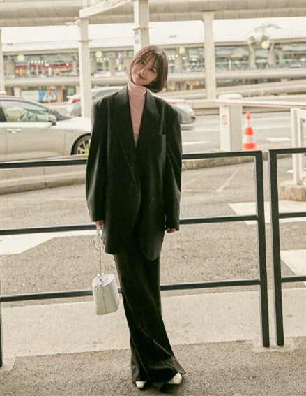 高领毛衣穿起来！郑爽展现“大佬风”，杨幂骑行裤秀筷子腿