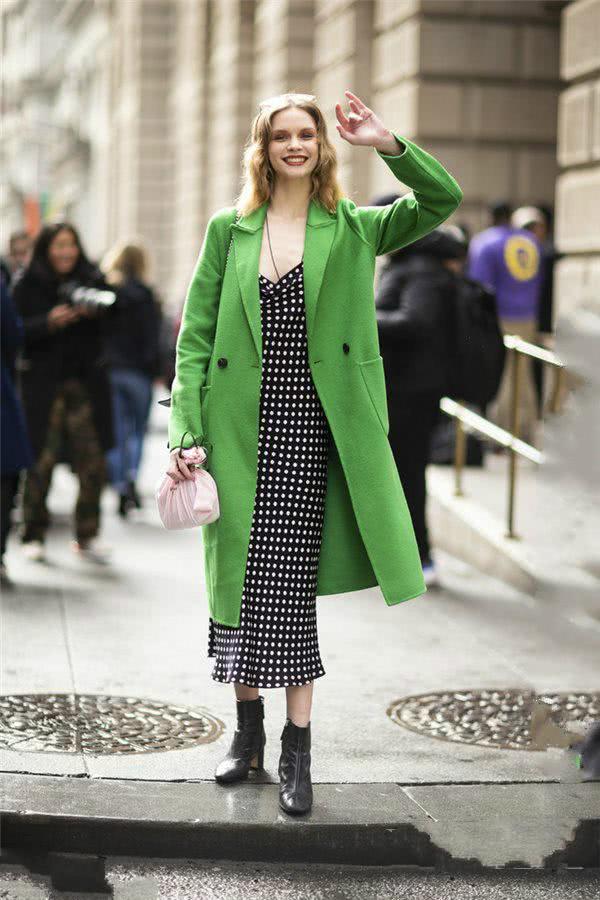 欧美街拍 秋冬穿大衣都不会选择这4种内搭，显臃肿还缺气质