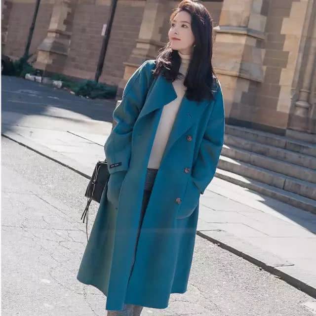 女人尽量不要高跟鞋配大衣，姐姐最近都学他们这样搭，背影都特美