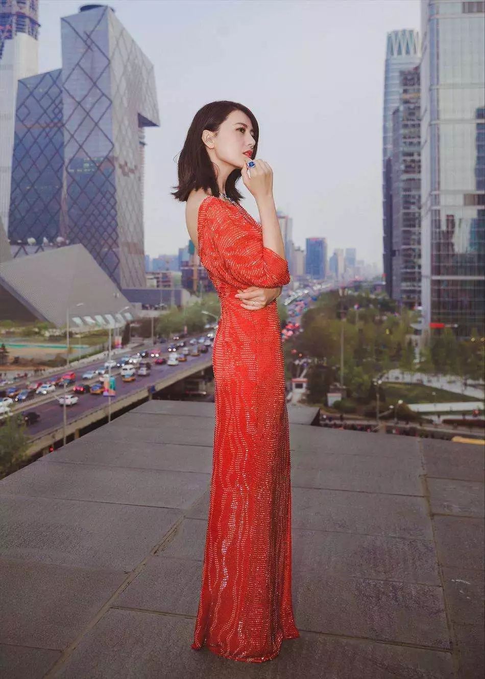 简直就是本行走的教科书!高圆圆这拍照也太好看了吧!