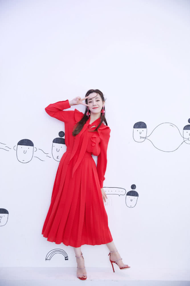 美女迪丽热巴成手游代言人,身穿红裙美艳吸睛