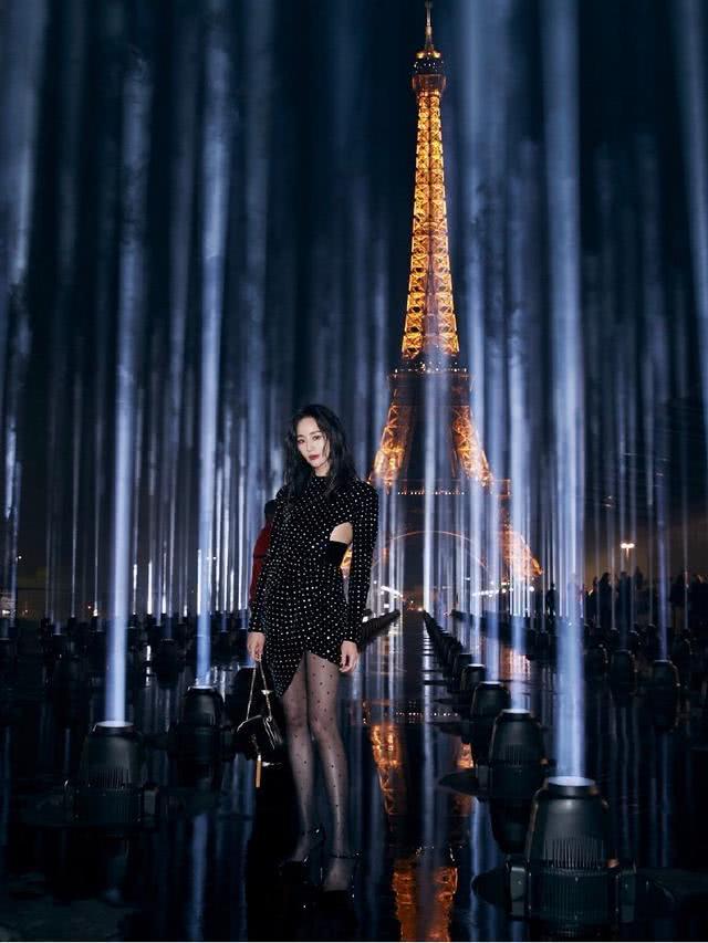 美女张钧甯挖腰裙配波点黑丝袜，身材太好都看呆了