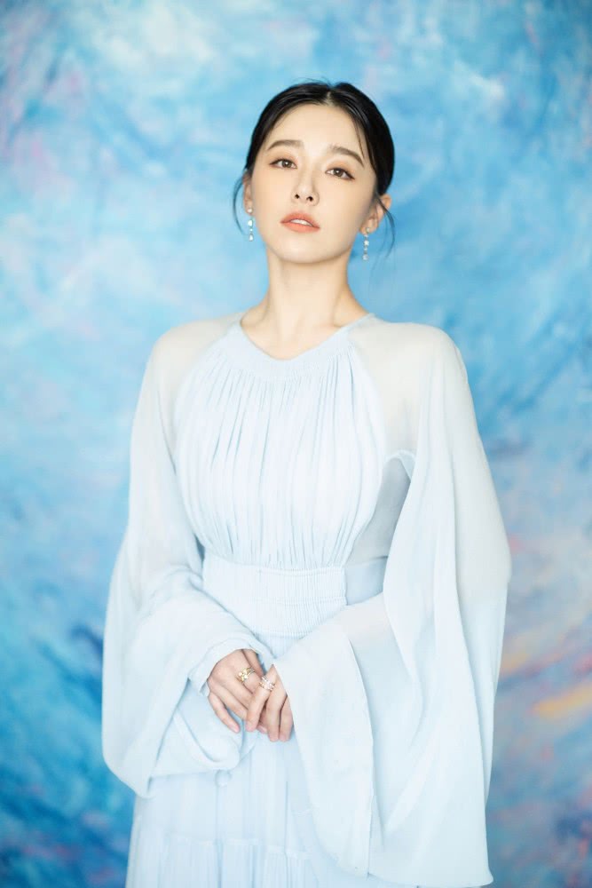 美女阚清子出席活动穿浅蓝色连衣裙神似白雪公主,太美丽