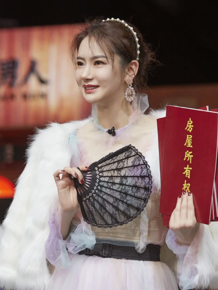 把彩虹穿身上有多美?吴宣仪羊羔绒马甲可爱,戚薇纱裙意外惊艳!
