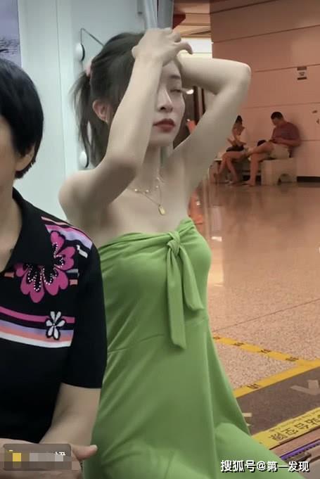 心真大！成都“地铁女神”裹个浴巾就出来了，网友：身材太好了