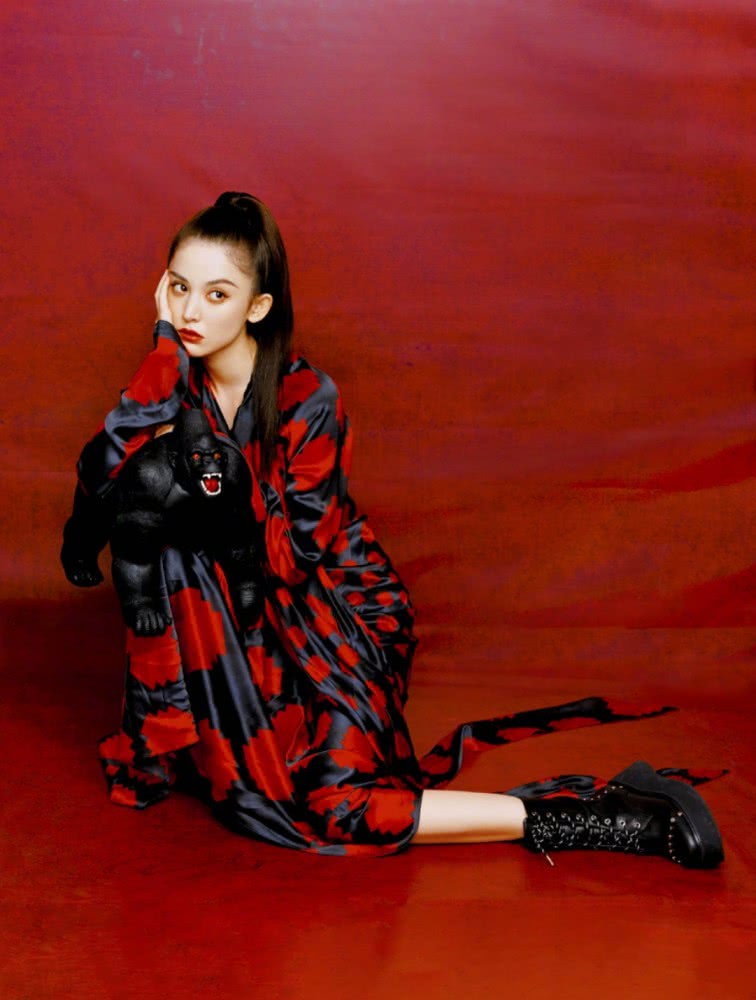 美女娜扎登时尚杂志,复古高马尾+高饱和色调,又纯又欲太精致