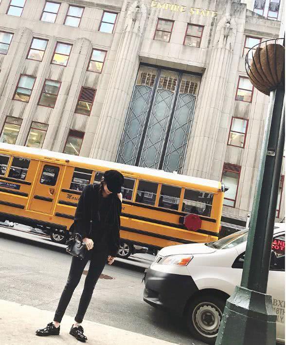 想显高显瘦试试这种搭配:小黑裤+小黑鞋