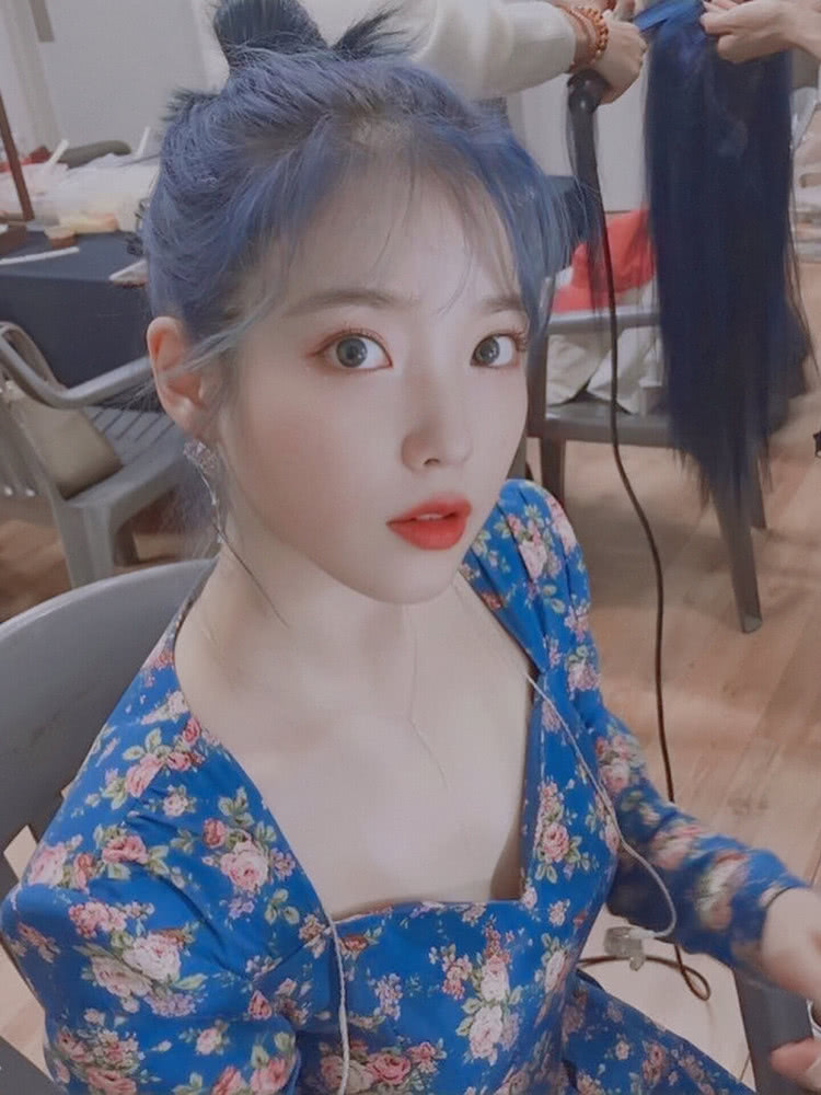 IU李知恩换发色后更美了，搭配蓝色法式碎花裙，化身“花仙子”！