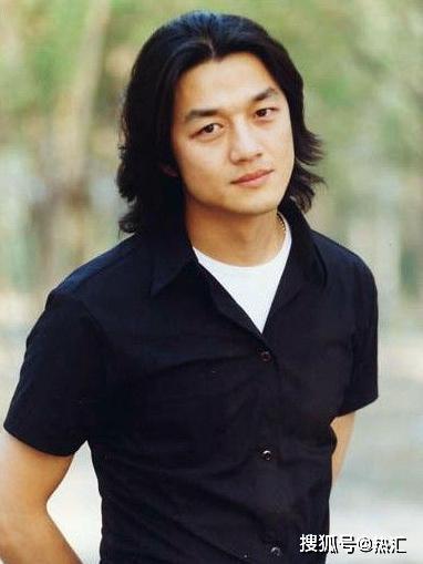 都说李亚鹏年轻时比谢霆锋帅，开始不信，照片一出打脸