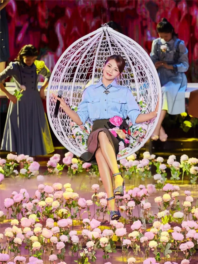 刘涛衬衫配半身裙凹凸身材似少女,和同龄阿姨大不一样