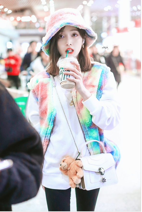 美女吴宣仪机场街拍:穿彩色马甲戴彩色渔夫帽一身彩虹穿搭,甜美又可爱
