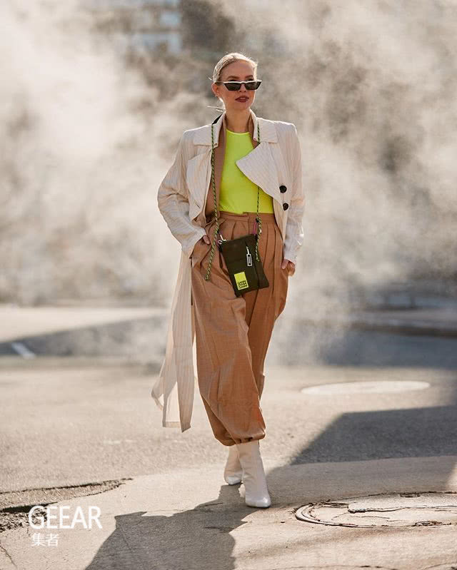 咖啡色穿搭显单调沉闷，时尚潮人的初秋造型都加入了彩色单品