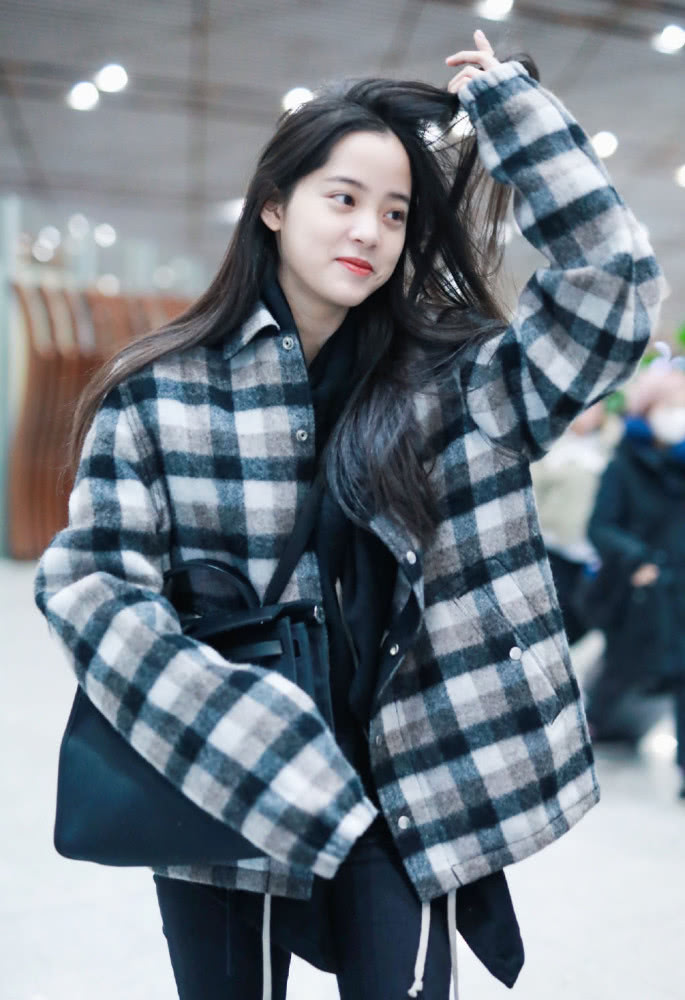欧阳娜娜机场街拍：穿黑白格纹外套满脸胶原蛋白太羡慕