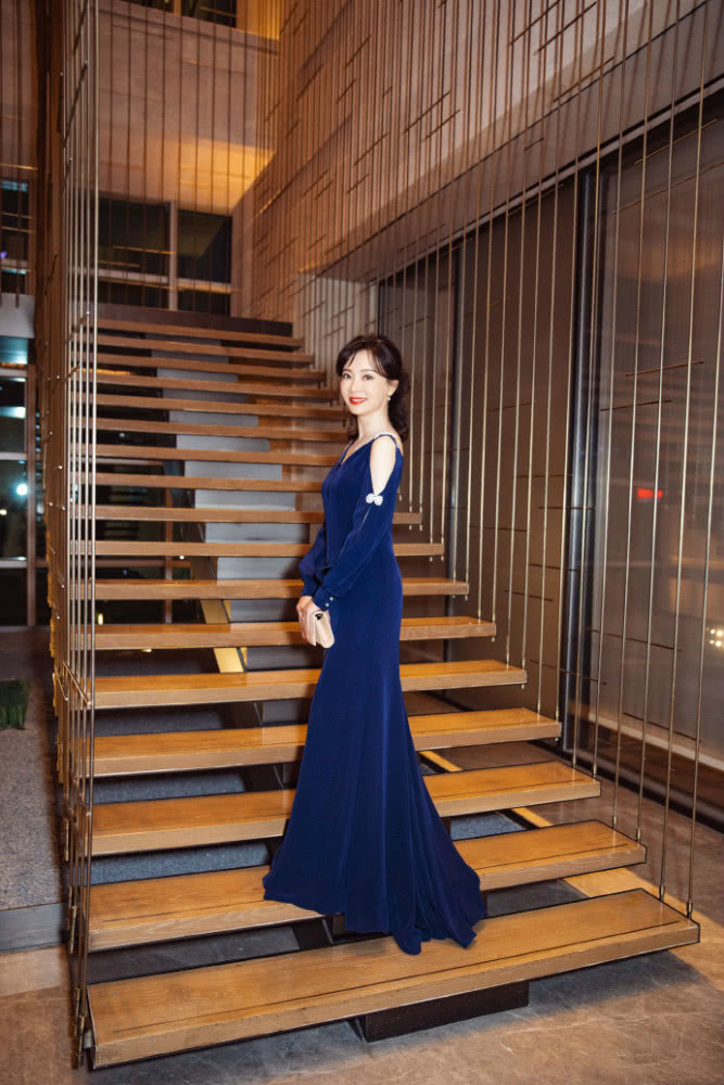 陈数睡衣造型妩媚知性，果然是一位岁月不败的美人