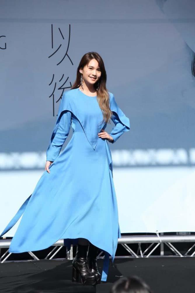 杨丞琳现身签唱会,穿一身蓝色连衣裙,优雅又迷人