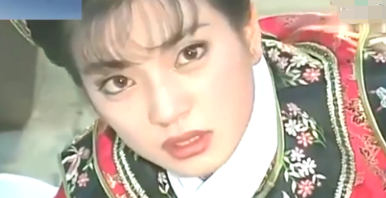 难怪老版难超越！同是小燕子挨板子，旧版人仰凳翻，新版当观众瞎？