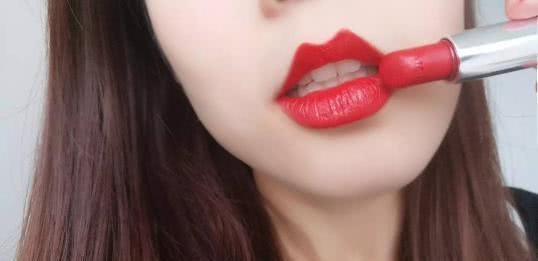 彩妆小技巧!做到这几点,口红可以不沾杯不脱妆