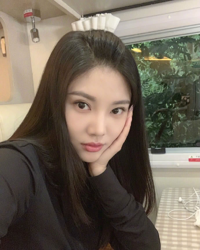 性感美女徐冬冬一袭深V裙太敢穿,微胖女孩果然才是真的极品