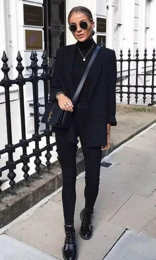 想显高显瘦试试这种搭配:小黑裤+小黑鞋