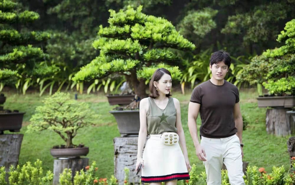 陈乔恩做客艾伦家,微卷短发配半裙,清新甜美范儿十足