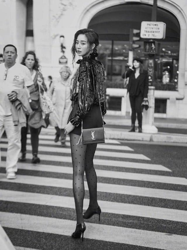 美女张钧甯挖腰裙配波点黑丝袜，身材太好都看呆了