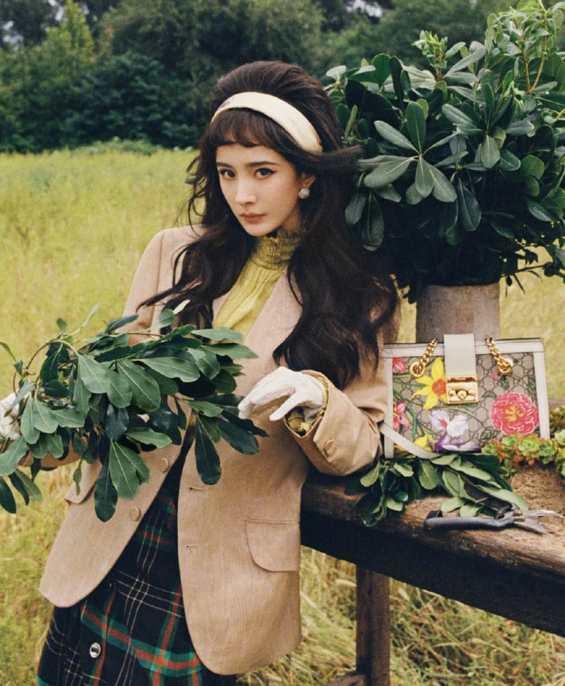 杨幂复古造型真吸睛！身穿彩色格纹外套明艳动人，发型引争议