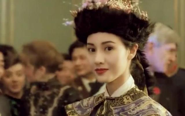 她18岁就成为香港小姐,49岁宛若少女,周星驰都对她动心过