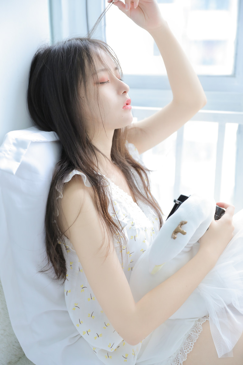 白嫩可爱美女模特丰满性感美女写真图片