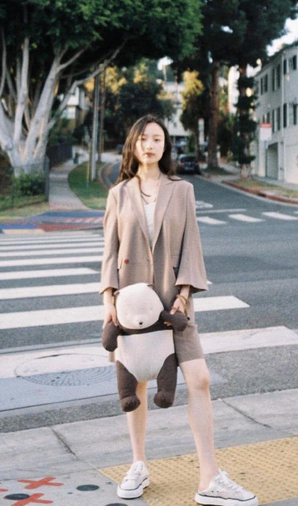 倪妮卷发搭配西服LOOK套装,配小白鞋个性时髦又抢眼