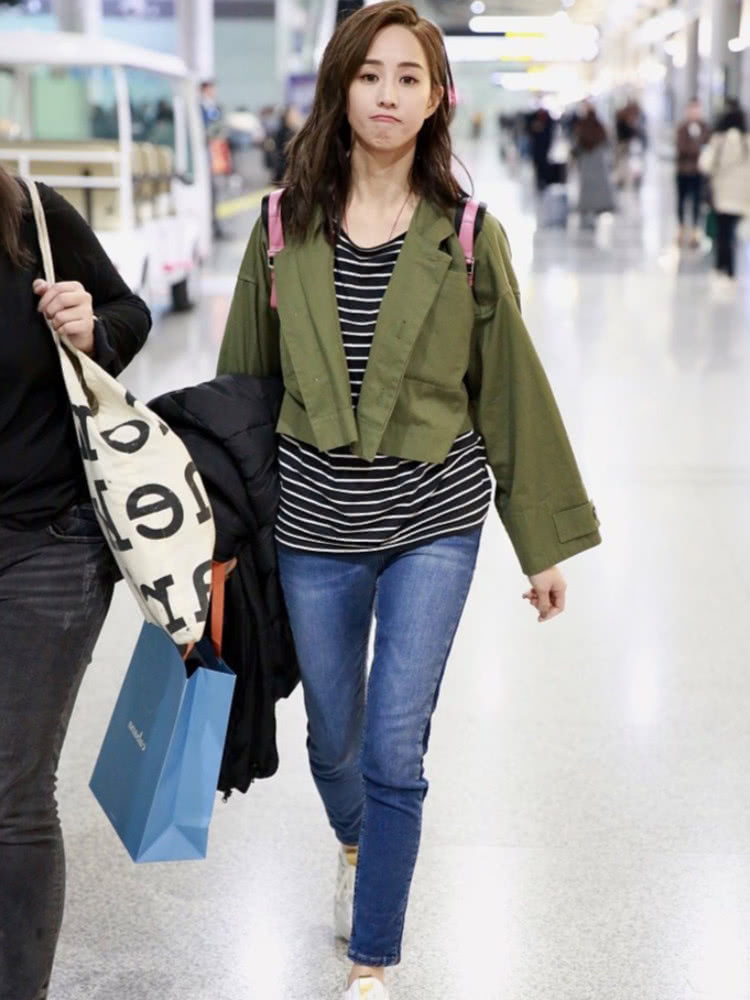 美女张钧甯机场街拍:穿廓形夹克清新又显气质