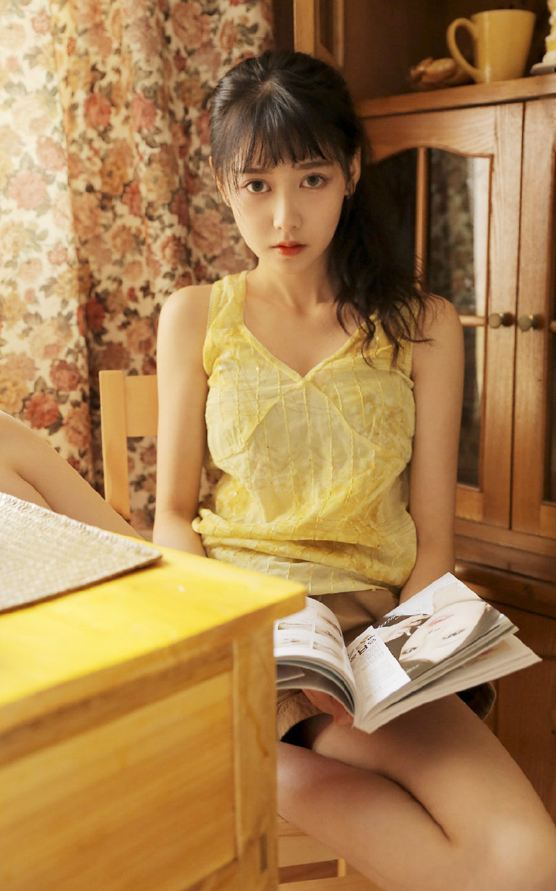 俏皮大眼美女翘臀美腿性感私房写真图片