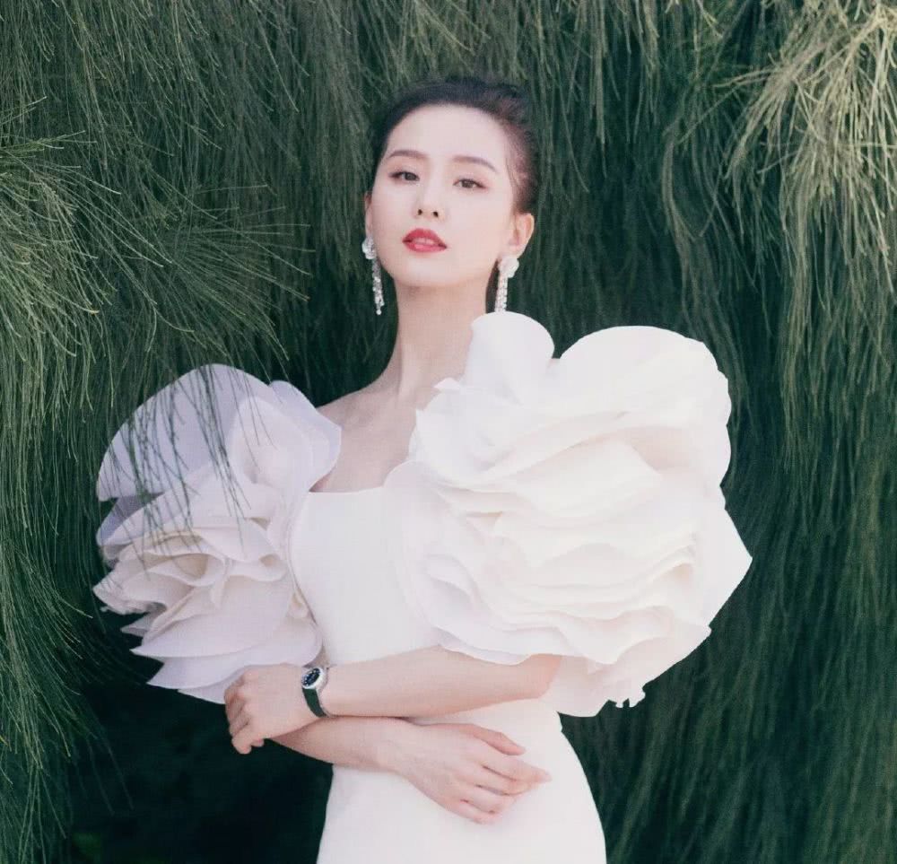 气质美女刘诗诗合影杀手又开始了，最新造型白色鱼尾裙明艳动人