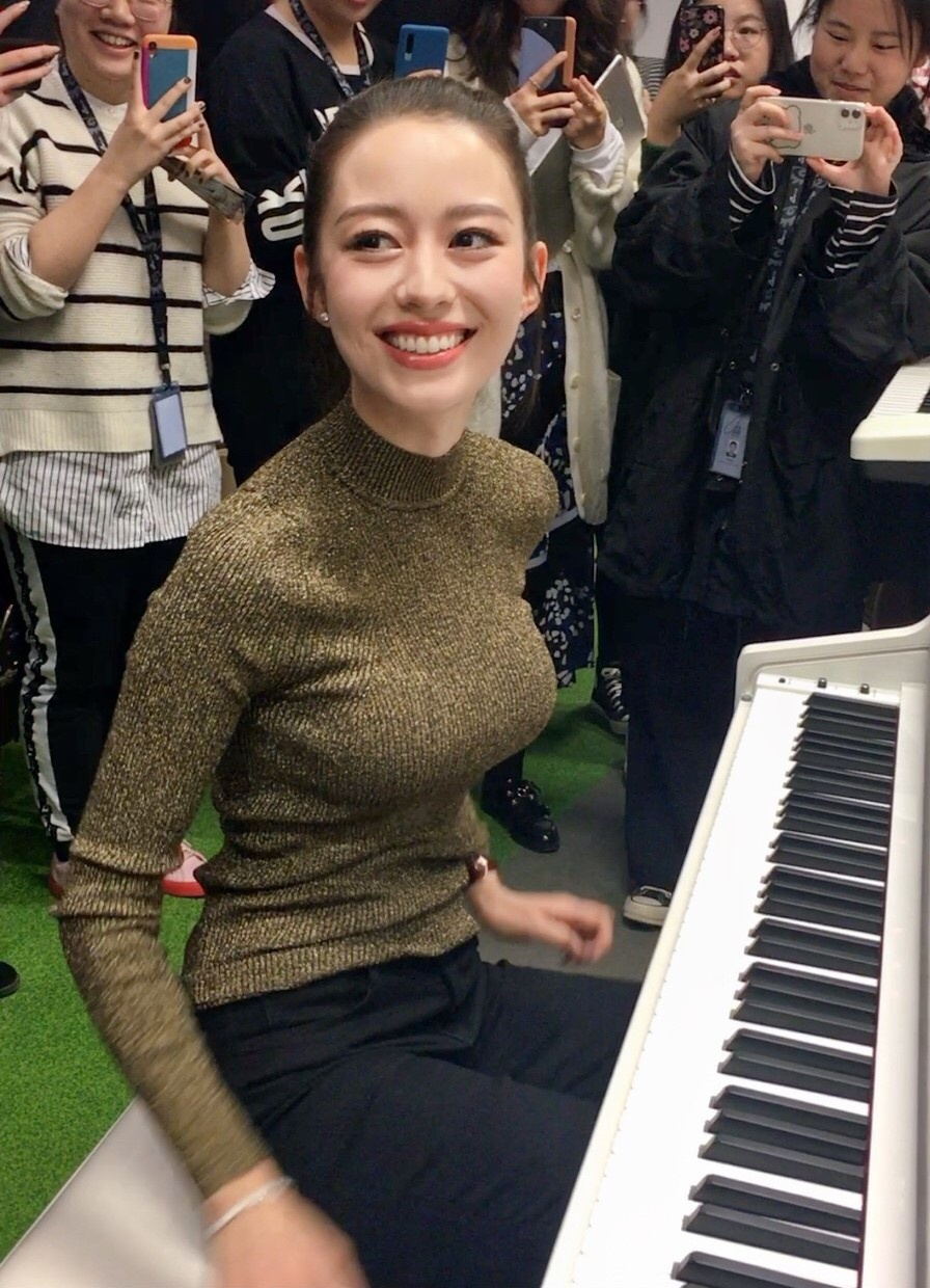 郎朗妻子吉娜空降新浪生图曝光,紧身毛衣展现绝美身材比例
