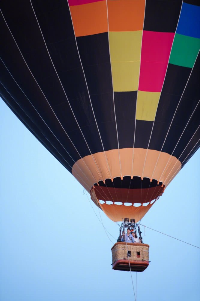 美女郑爽为张恒准备惊喜，烫卷发秀美腿太甜，乘热气球演绎浪漫大结局