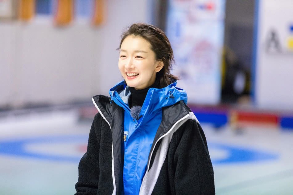 清纯氧气美女周冬雨解锁冰球技能，运动装难掩超细小腿