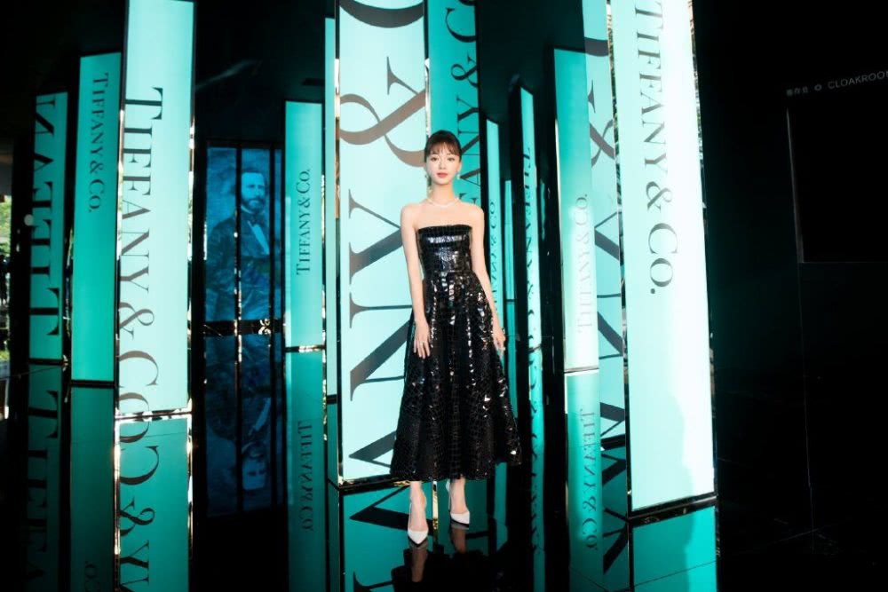 吴谨言小粉裙拼接白纱，穿得娇嫩似公主，配9千9的鞋更性感了