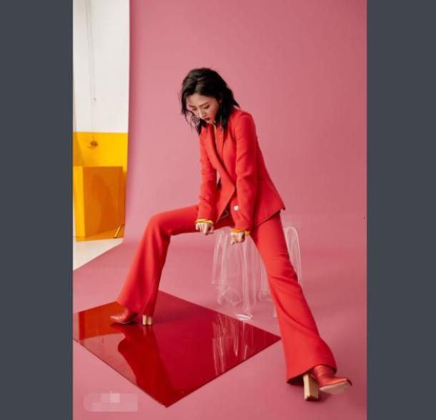 她曾是杨幂的小助理,因长相俊美被导演相中,今名气不输杨幂