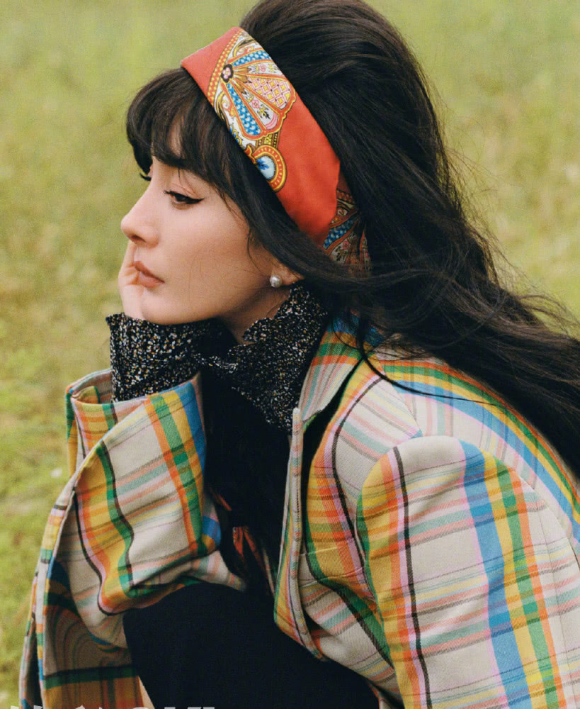 杨幂复古造型真吸睛！身穿彩色格纹外套明艳动人，发型引争议