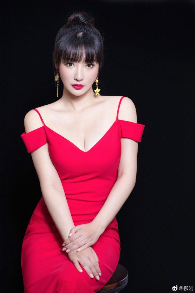 39岁大胸美女柳岩晒迷人好身材,穿抹胸长裙优雅又性感