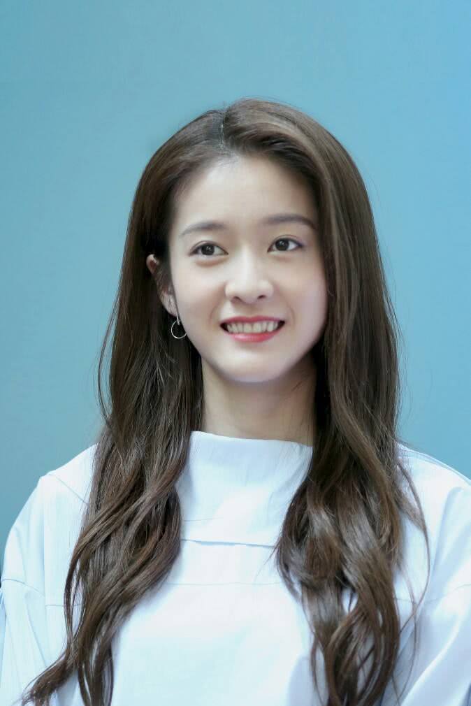 本是陪姐姐去拍戏却被导演看中,如今大红大紫,姐姐却没名气!