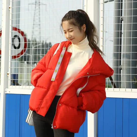 柳岩机场街拍:一改往日性感形象,穿连衣裙搭羽绒服小女人感十足