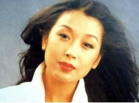 她一曲爆红20年，3段感情被传克夫，45岁嫁富豪被质疑整容