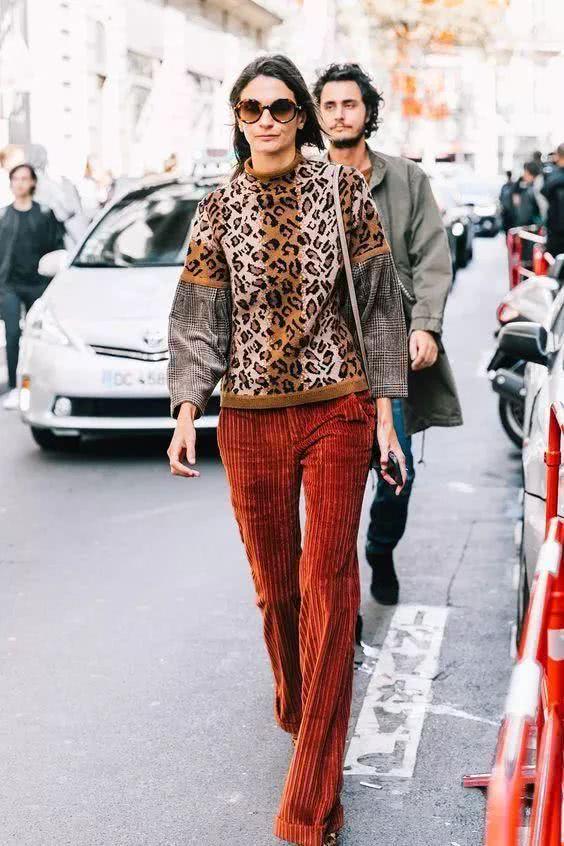 灯芯绒阔腿裤有着绝妙的华耀感,搭配同样高调的大毛衣,回头率200%!