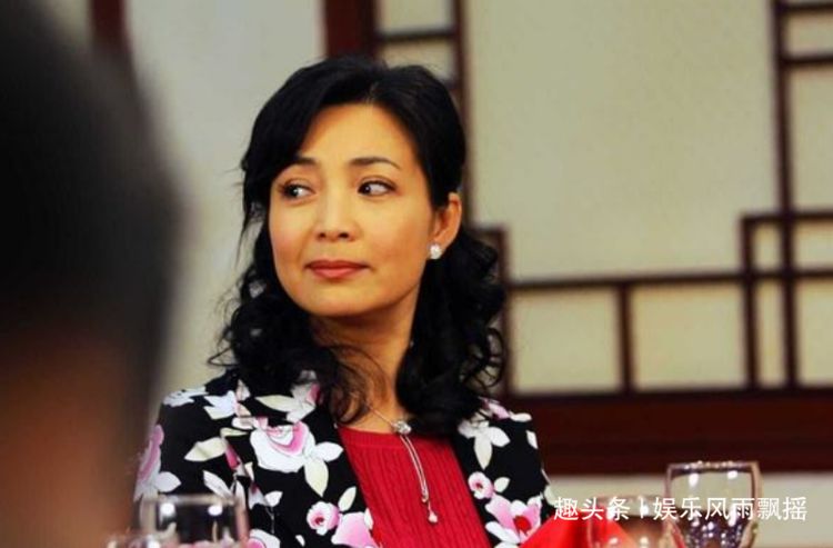 曾是80后童年“阴影”,与自己的老师结婚,今57岁被丈夫独宠32年