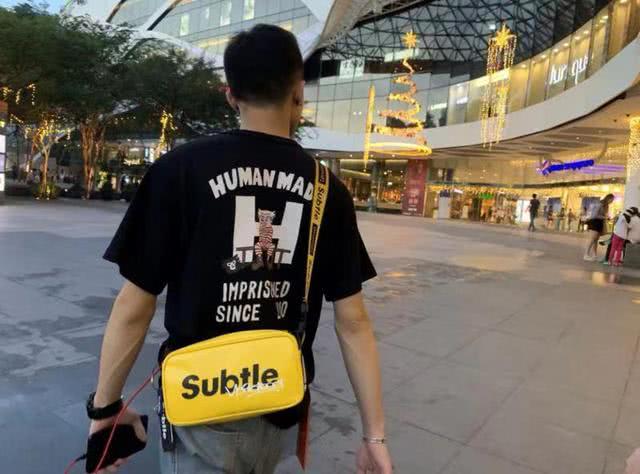 男女都百搭“斜挎包”,喜欢穿城市户外风的你,背上包包更加帅气