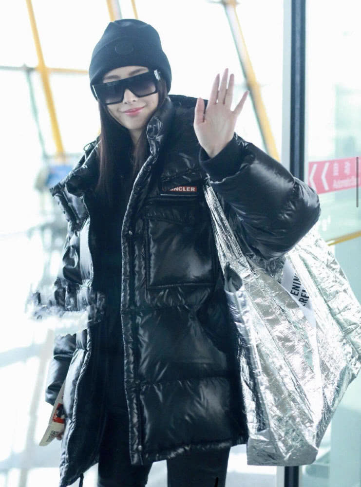 张天爱羽绒服到皮裤漂亮大气，气质全开